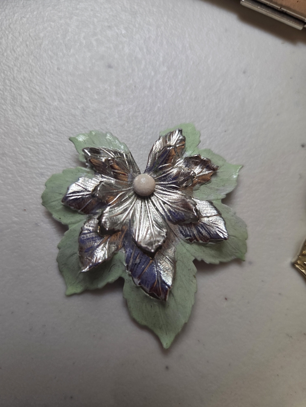 Mixed Floral Brooch Bundle Lot Set of 4 - Gold & Silver Flowers/Leaf - Picture 3 of 7